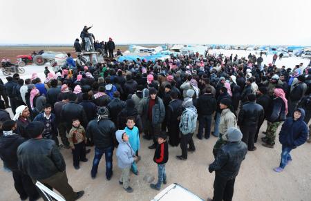 シリア避難民、トルコ国境に殺到 政権軍の攻勢で