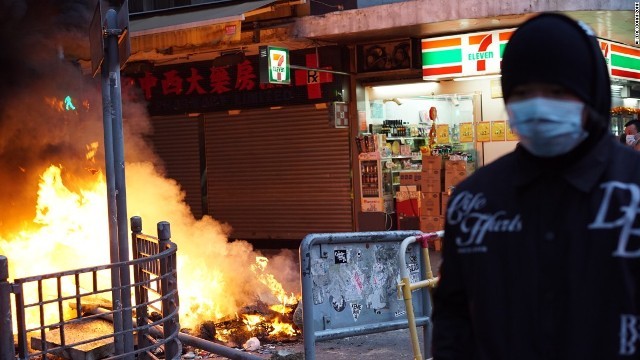 香港で若者らの暴動、屋台撤去に反発 警察が威嚇射撃