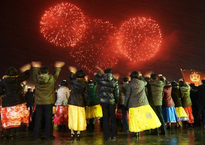 「衛星成功」で祝賀大会 平壌、舞踏会や花火も