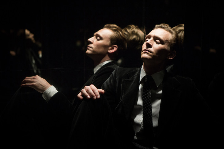 トム・ヒドルストン主演、J・G・バラード原作の映画「ハイ・ライズ」が8月公開