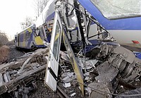 列車正面衝突、９人死亡＝単線区間、８０人負傷－独南部