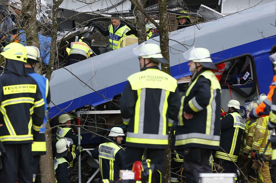 ドイツで通勤列車が正面衝突 騒然とする現場