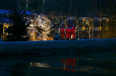 独列車事故、安全装置が作動せず？…死者１０人 2016年02月10日 12時51分