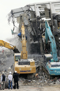 倒壊の１６階建てビル 一部鉄筋が必要量の半分