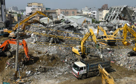 台湾地震、死者61人に 倒壊住宅の解体本格化