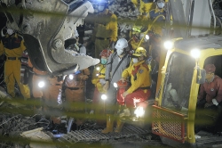 台湾倒壊ビル、約２０人が内部に…死者１００人