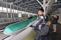 ＜北海道新幹線＞「見るの初めて」笑顔…ＪＲ北が一般試乗会