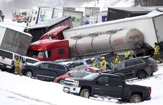 交通事故:米東部の高速道で５０台衝突 吹雪で視界悪化