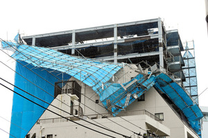 強風で建築現場の足場崩れる 東京・蒲田、けが人なし