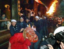 大和路に春呼ぶ火祭り 奈良・長谷寺「だだおし」