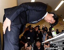 民主党が秘蔵の「宮崎＆武藤」ツーショット写真を公開 安倍首相「非常に特殊な例…」「人として襟を正すべきだ」