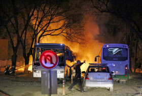 トルコ首都で爆発、死者28人に 軍関係者のバス狙う 61人負傷