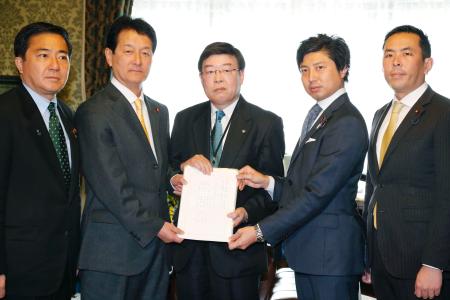 民主と維新、安保対案を提出 集団的自衛権行使「違憲」