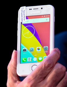 ４２０円「世界最安」スマホ発売へ インド、疑問の声も