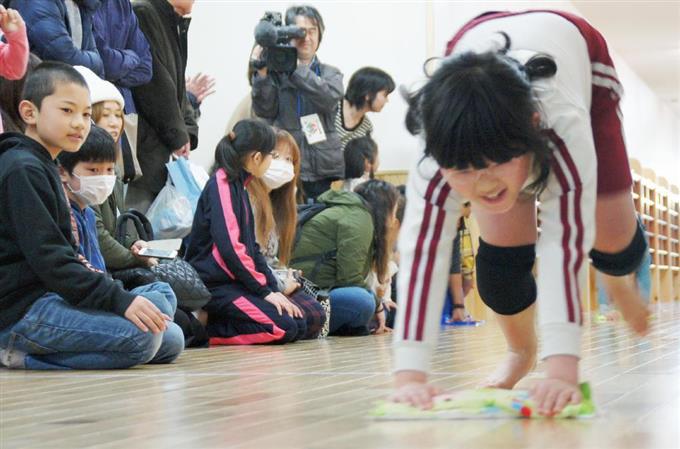 雑巾がけで目指せ世界最速 学校廊下使いレース、愛知