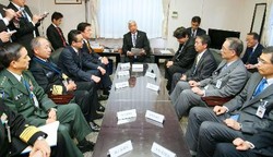 制服組自衛官が権限大幅移譲要求 - 防衛省、背広組は拒否