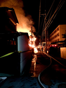 アパート２棟が全焼、焼け跡から３人の遺体 鹿児島