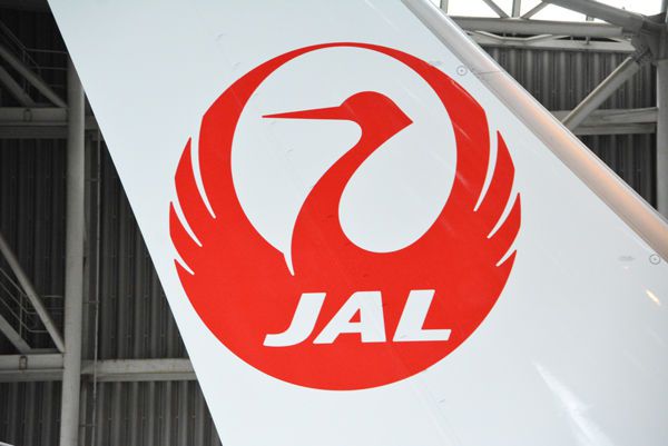 日航機から煙、緊急脱出 ４人搬送、新千歳空港