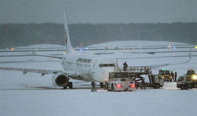 離陸前の日航機から煙 乗客ら165人が脱出 ４人けが