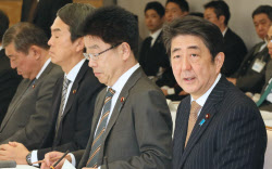 正規・非正規の賃金差、原則禁止へ 首相「早期に指針」