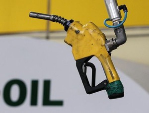 原油先物4％下落、サウジ石油相減産の可能性排除