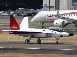 国産初のステルス実証機、地上滑走実験を公開