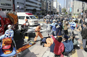 梅田の交差点、車が歩行者の列に…３人が重体 2016年02月25日 13時54分
