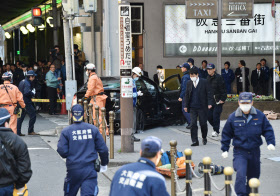 大阪・梅田の繁華街で歩道に車突っ込む 死傷者10人以上
