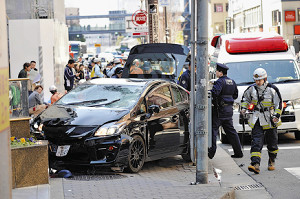 大阪・梅田の車暴走:白昼の繁華街、騒然 １１人死傷 歩行者次々倒す