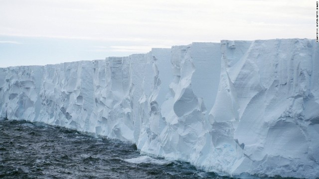 オーストラリアの砕氷船、南極で座礁