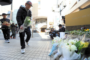 梅田の暴走事故、一夜明け献花 「他人事じゃない」