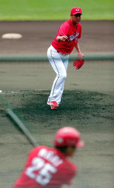 広島・黒田、新井の強烈な投手返しを処理…新井「あの反応…あと５年はできます」