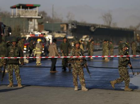 アフガンで自爆テロ、25人死亡 国防省と知事公舎前で