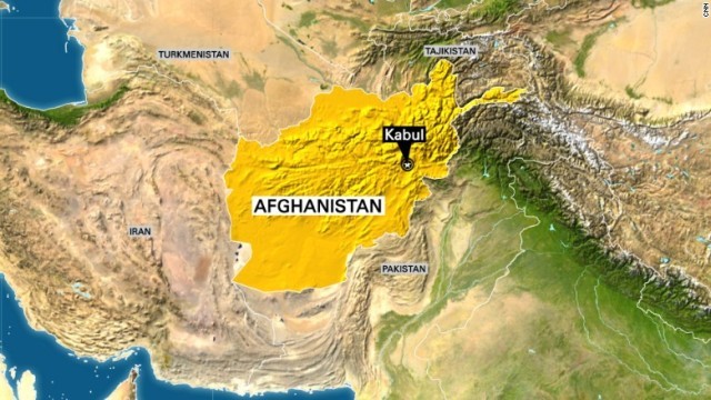 国防省付近で自爆テロ、死者１２人 アフガン首都