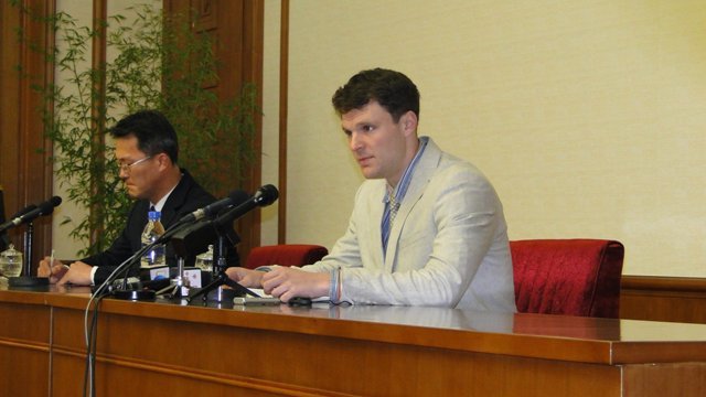 北朝鮮で拘束の米国人学生が記者会見、犯行を「自供」
