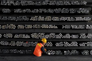 中国、石炭・鉄鋼で180万人余剰見通し 企業に配置転換促す