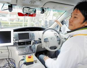 自動で加速減速、「ロボットタクシー」実証実験