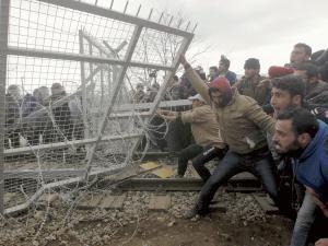 足止め難民、マケドニア国境のフェンス破壊