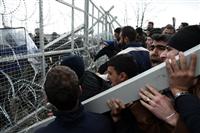 【移民ショック】マケドニア軍が越境図った移民らに催涙弾、仏カレーでも衝突