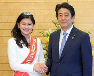 首相、ミス日本に「立候補打診」 官邸で表敬訪問受ける