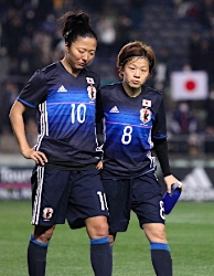 引き揚げる大儀見と宮間＝サッカー