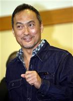 胃がん手術の渡辺謙さんが笑顔で渡米 「前に進む」