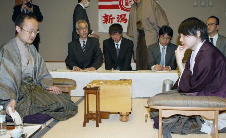 渡辺２冠が２勝１敗＝将棋・棋王戦