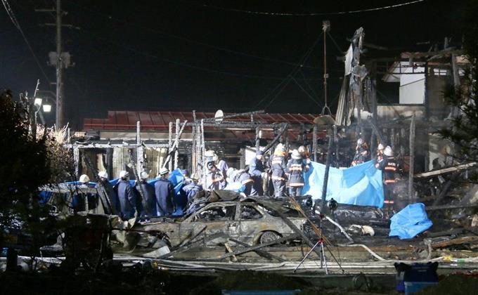 宮城の火災 遺体は高齢の母親と息子２人か