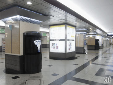 シャープ、前面を大きくカーブした曲面ディスプレイをJR大阪駅に設置