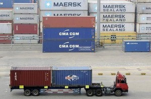 UPDATE 2-中国輸出、2月は前年比-25.4％ 09年5月以降で最大の落ち込み