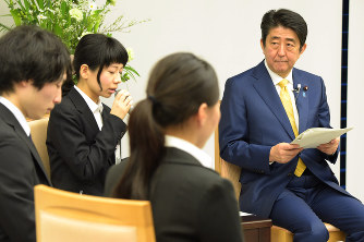 同一賃金「踏み込む」 首相、非正規労働者と懇談