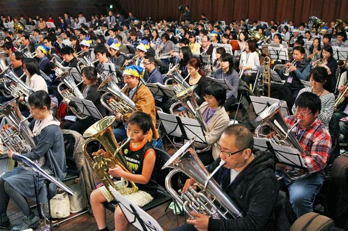 ８００人が管打楽器を演奏 横浜、老若男女集う