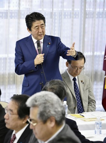 首相、参院選「民・共と対決」…自民幹事長会議 2016年03月12日 22時16分