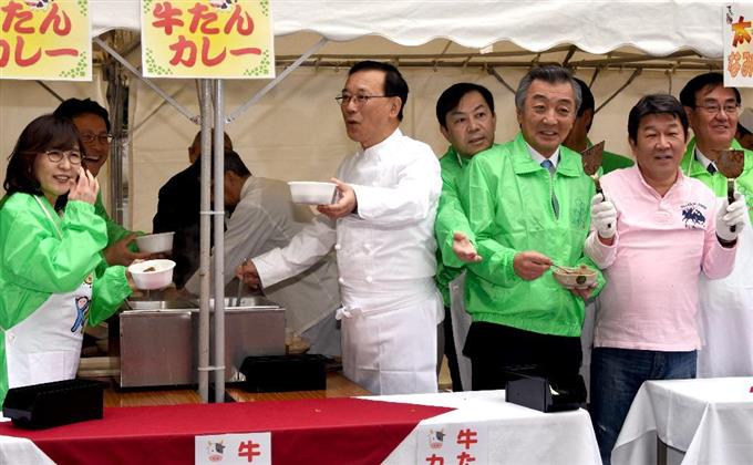 自民党「屋台村」 被災地名物に舌鼓 進次郎氏はトマト克服を表明